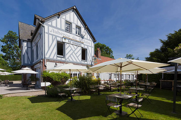 L'Auberge du Relais de Varengeville , vous accueille avec son restaurant, 2 salles de grande capacité et sa terrasse ombragée pour un repas en extérieur.