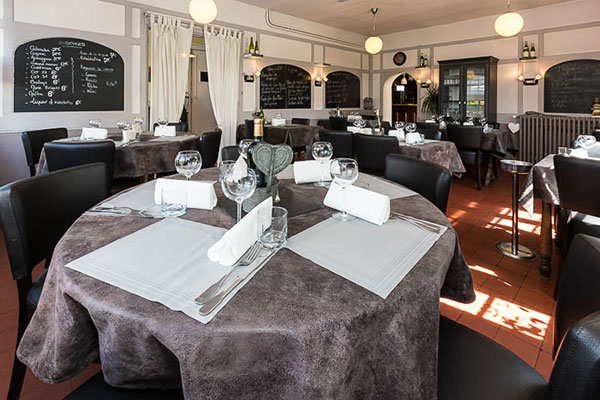 L'Auberge du Relais de Varengeville , vous accueille avec son restaurant, 2 salles de grande capacité et sa terrasse ombragée pour un repas en extérieur.